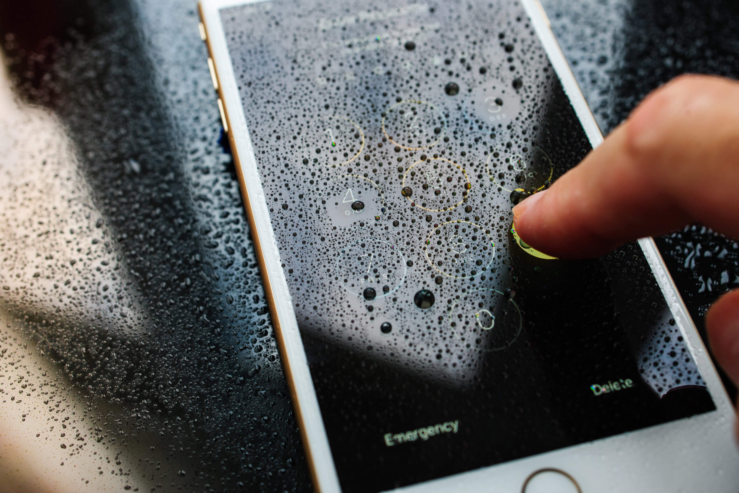 iPhone到底防水嗎？怎麼我的iPhone淋雨就壞了